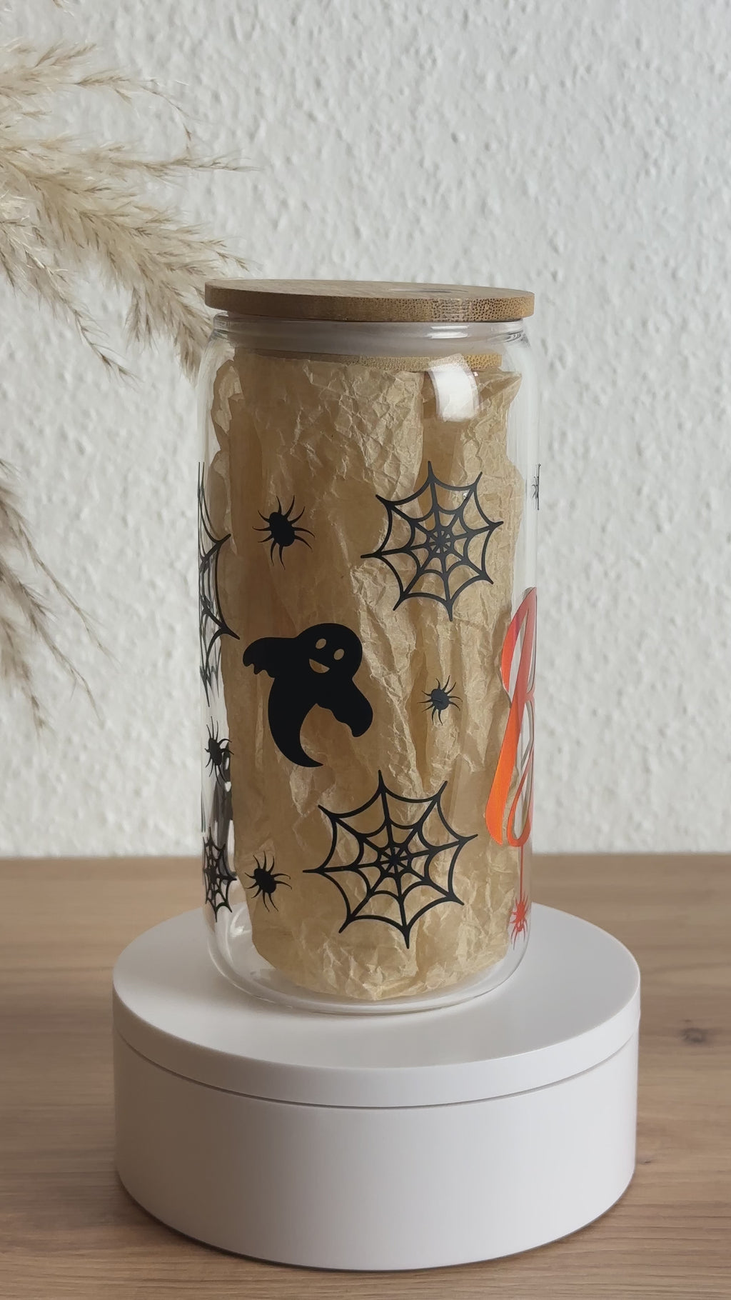 Drehendes Video des Glasbechers mit Halloween-Design und Bambusdeckel ohne Strohhalm, 500 ml Trinkglas von Momentwerk Studio