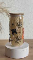Drehendes Video des Glasbechers mit Halloween-Design und Bambusdeckel ohne Strohhalm, 500 ml Trinkglas von Momentwerk Studio