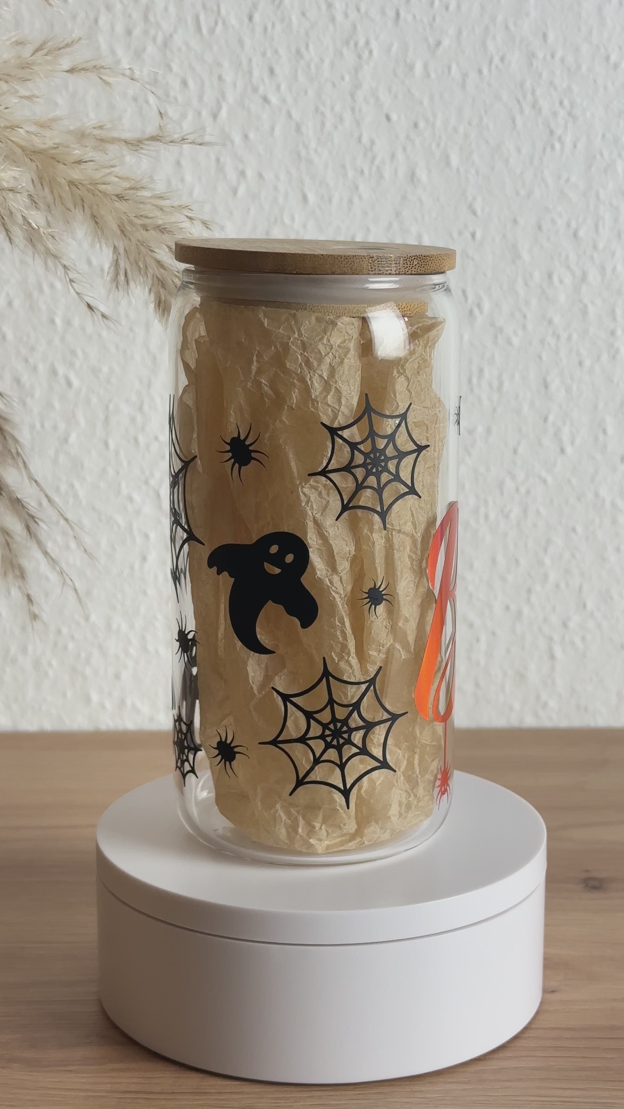 Drehendes Video des Glasbechers mit Halloween-Design und Bambusdeckel ohne Strohhalm, 500 ml Trinkglas von Momentwerk Studio