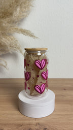 Glasbecher mit Herz-Muster in Rosa und Pink mit Chrome-Effekt, Bambusdeckel und Glasstrohhalm, 500 ml nachhaltiger Trinkbecher von Momentwerk Studio in der Rundum-Ansicht
