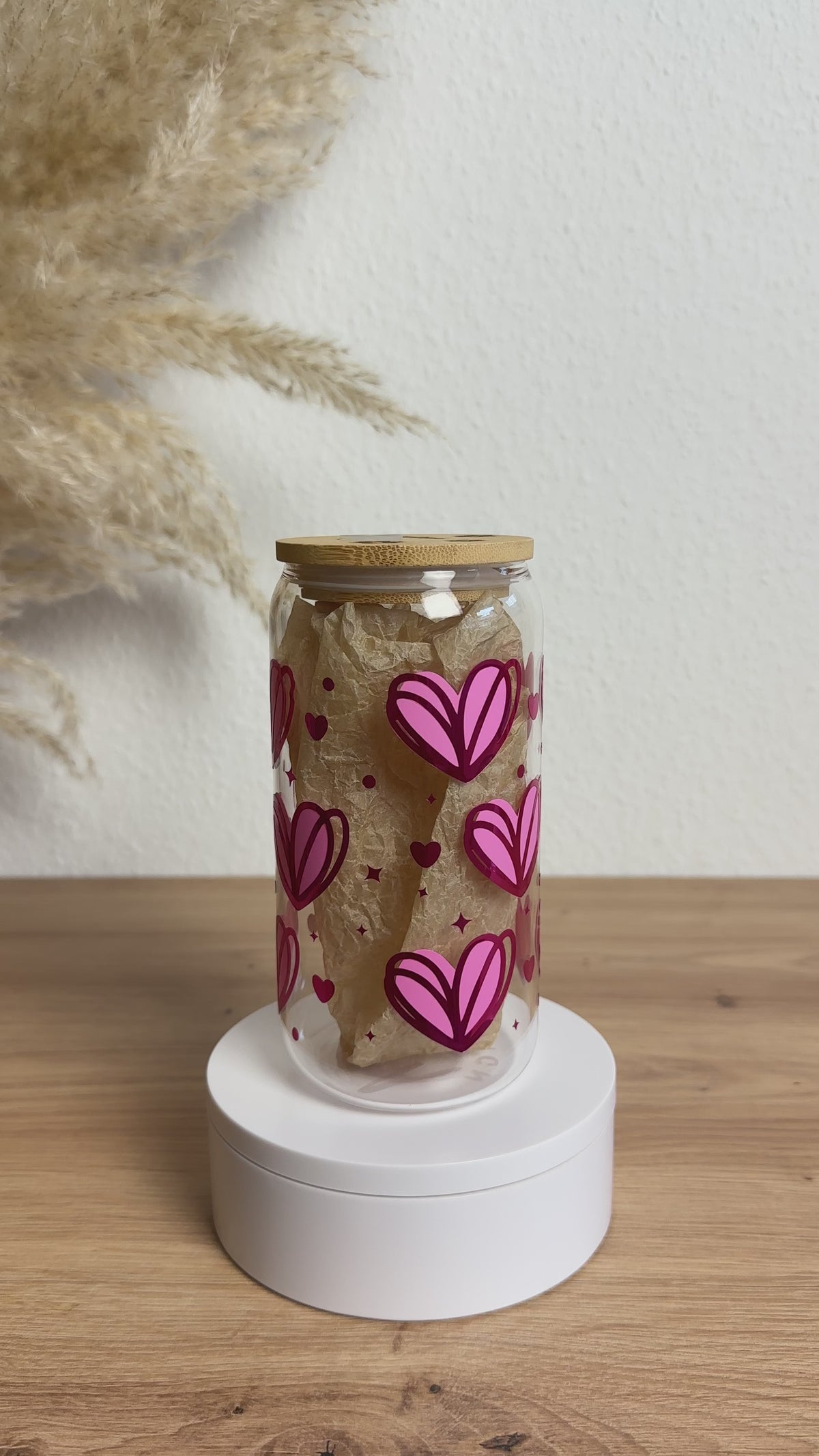 Glasbecher mit Herz-Muster in Rosa und Pink mit Chrome-Effekt, Bambusdeckel und Glasstrohhalm, 500 ml nachhaltiger Trinkbecher von Momentwerk Studio in der Rundum-Ansicht