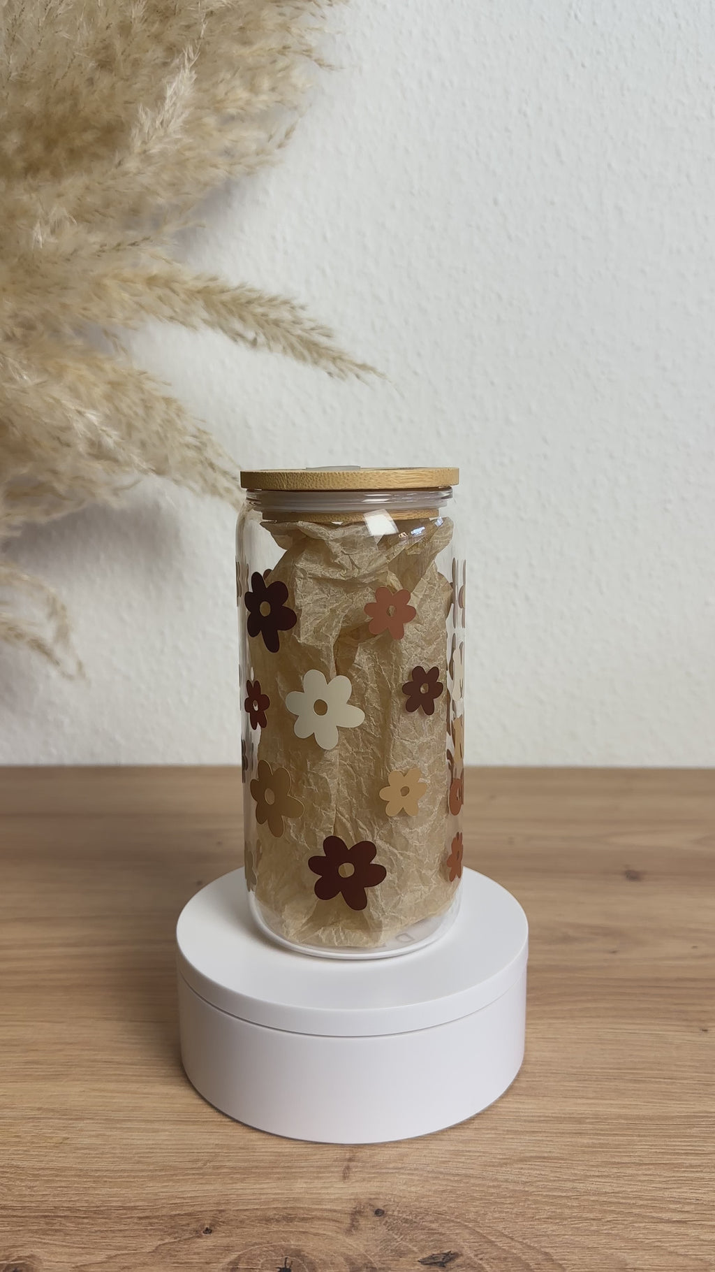 Glasbecher_Mama_Needs_Coffee_braun_ohne_Strohhalm_Video