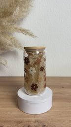 Glasbecher_Mama_Needs_Coffee_braun_ohne_Strohhalm_Video
