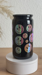 Schwarzer Smiley-Becher aus Kunststoff mit Bambusdeckel und Strohhalm in Bewegung, 500 ml Kaffeebecher von Momentwerk Studio